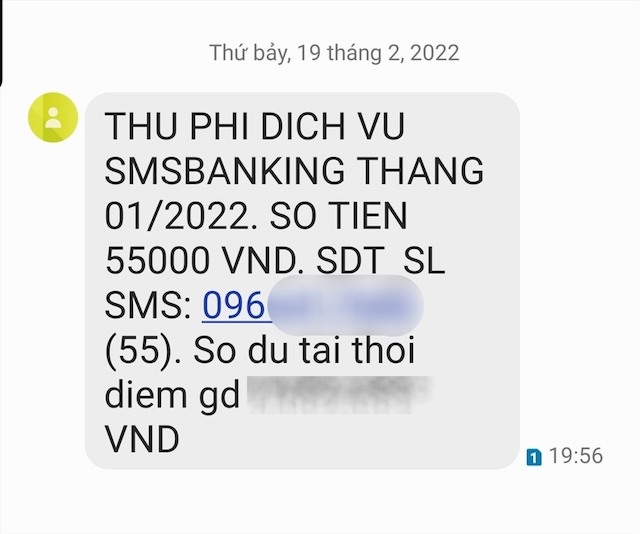 Người dùng kêu trời sau khi nhận tin nhắn thu phí từ Vietcombank.