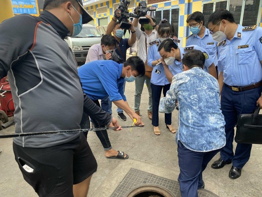 Kiểm tra kho trữ xăng tại một cửa hàng xăng dầu.