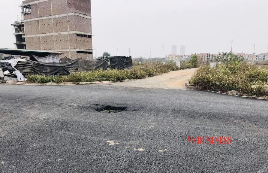 Dù hạ tầng vẫn còn ngổn ngang nhưng giá đất ở khu dịch vụ 25,2ha Vân Canh, Hoài Đức vẫn được môi giới chào bán với giá tăng 10-30% so với thời điểm cuối năm 2021.