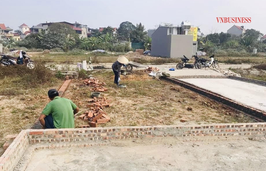 Đất nền khu vực Hoài Đức được người dân xây ranh giới, phân lô để bán.