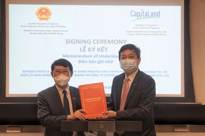Chủ tịch Ủy ban Nhân dân tỉnh Bắc Giang, ông Lê Ánh Dương (trái) cùng ông Ronald Tay, Giám đốc điều hành của CapitaLand Development (Việt Nam) tại lễ ký Biên bản ghi nhớ đầu tư 1,3 tỷ đô la Singapore vào khu công nghiệp, khu hậu cần đầu tiên của CLD ở Việt Nam.