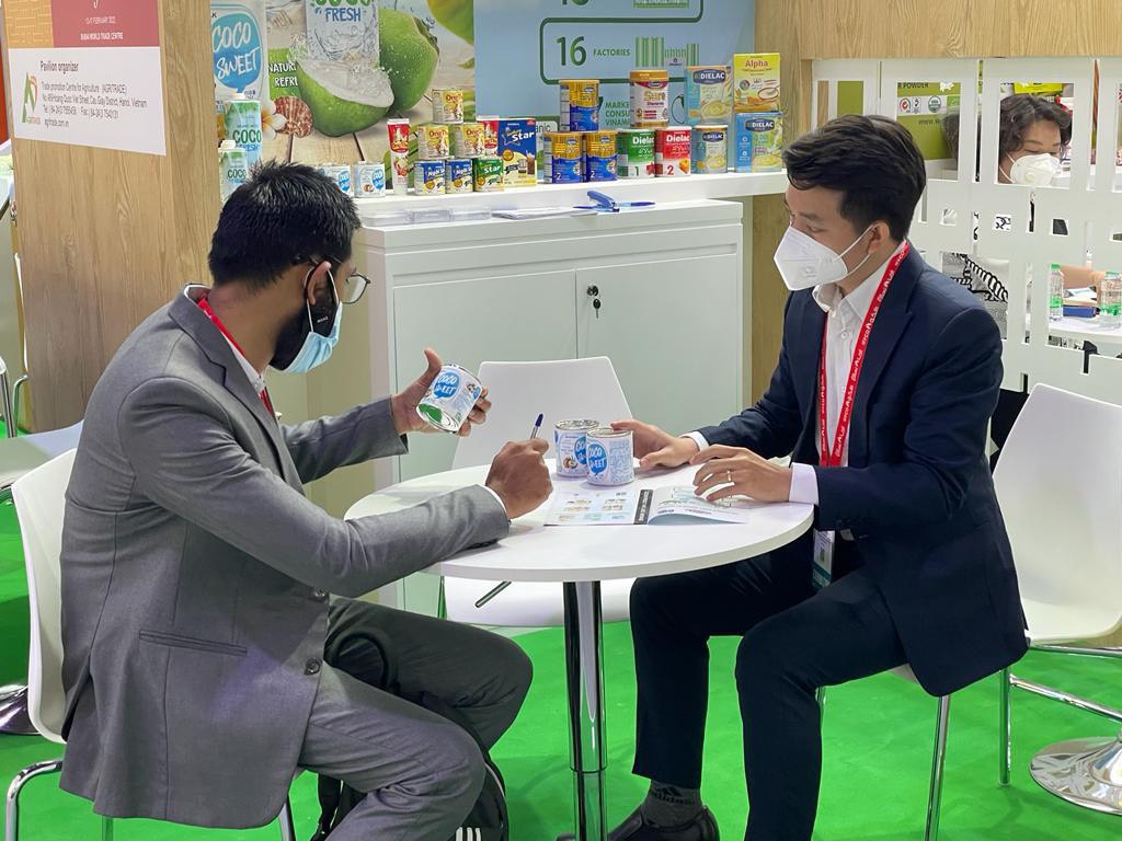 Nhiều sản phẩm mới của Vinamilk tại Gulfood Dubai 2022 lần này được khách hàng quan tâm tìm hiểu.