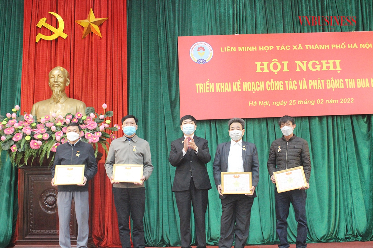Nhiều điển hình tiên tiến trong khu vực HTX Hà Nội được tặng kỷ niệm chương của Liên minh HTX Việt Nam.