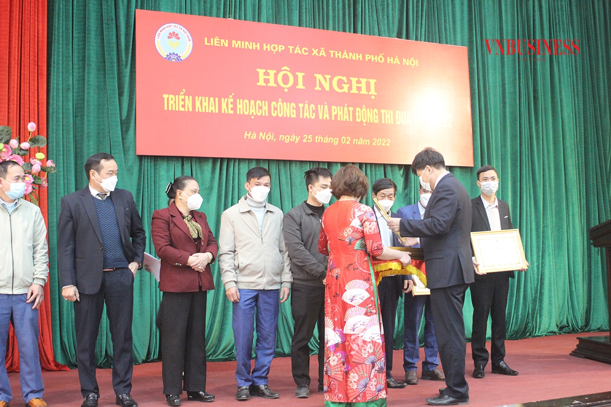 Chủ tịch Liên minh HTX Hà Nội Đỗ Huy Chiến tặng bằng khen cho các tập thể HTX, quỹ tín dụng nhân dân xuất sắc.