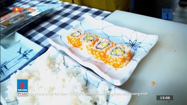 Món sushi không thể thiếu các thành phần chính là các loại thủy hải sản và cơm trộn dấm.