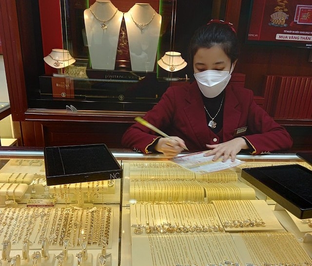 Giá vàng đang ở trong giai đoạn tăng nóng và nhà vàng phòng ngừa rủi ro để tránh bị thua lỗ khi giá vàng bất ngờ đảo chiều bằng cách nới rộng khoảng cách giữa giá mua vào và bán ra.