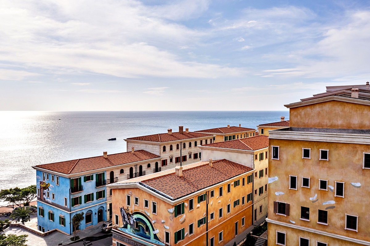 “Thị trấn Địa Trung Hải” Nằm ở tọa độ vàng trên trục đường dẫn tới nhà ga đi Cáp treo Hòn Thơm.