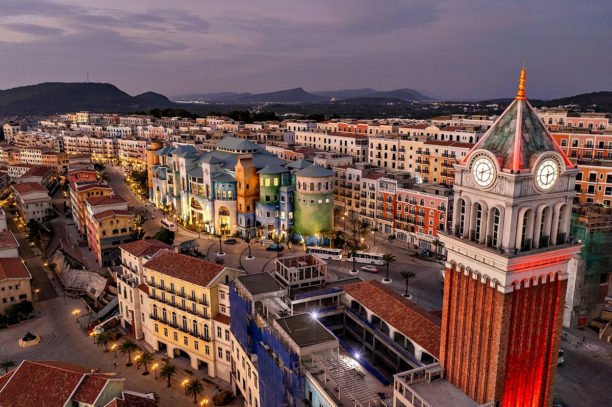 Tổ hợp tiện ích Central Village với tháp đồng hồ 75m.