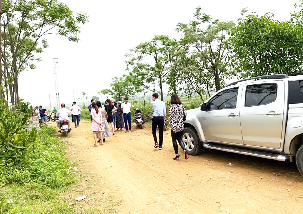 Tham vọng làm giàu nhanh, nhiều nhà đầu tư đang bị bủa vây bởi các chiêu trò thổi giá, sốt đất ảo.