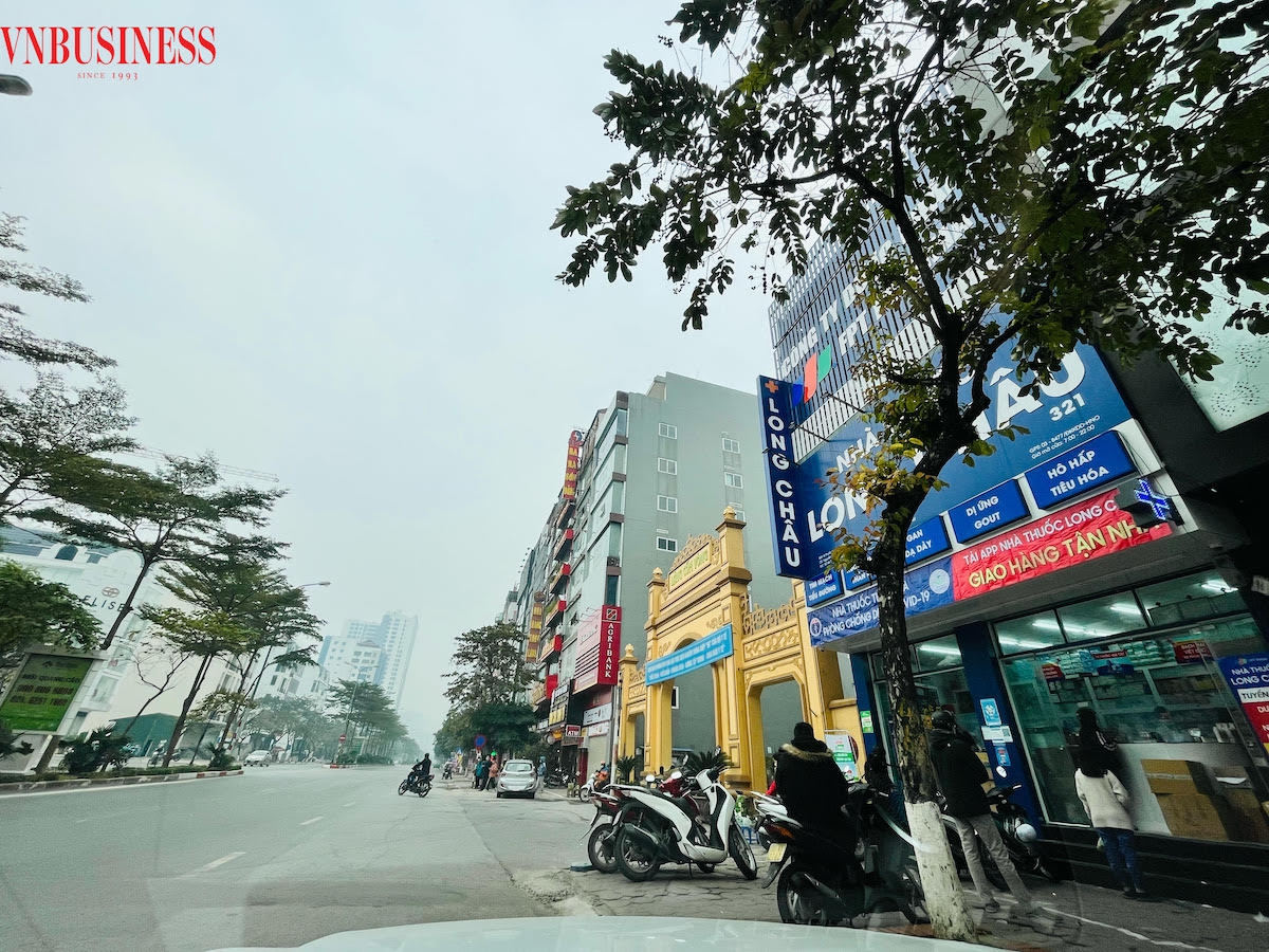 Xếp hàng mua thuốc tại một cửa hàng thuốc trên phố Trần Thái Tông, Cầu Giấy.