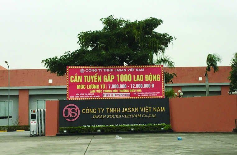 Biển tuyển dụng lao động của Công ty TNHH Jasan Việt Nam được treo ở cổng Công ty với nhiều quyền lợi hấp dẫn.
