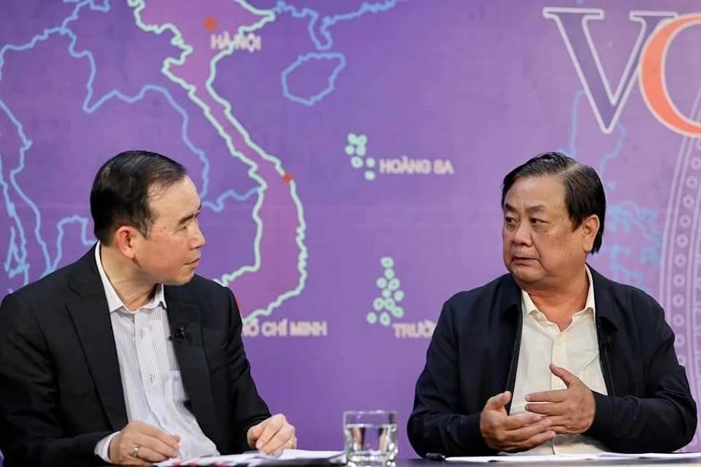 Bộ trưởng Lê Minh Hoan (bên phải) trao đổi với ông Phan Văn Chinh, Cục trưởng Cục Xuất nhập khẩu (Bộ Công Thương).