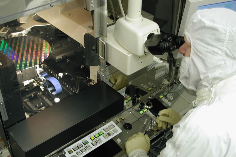 Xung đột Nga-Ukraine hiện có nguy cơ gây thêm áp lực đối với ngành công nghiệp sản xuất chip, do nguồn cung cấp khí hiếm quan trọng cho quá trình sản xuất bị siết chặt (Ảnh minh họa: Int)