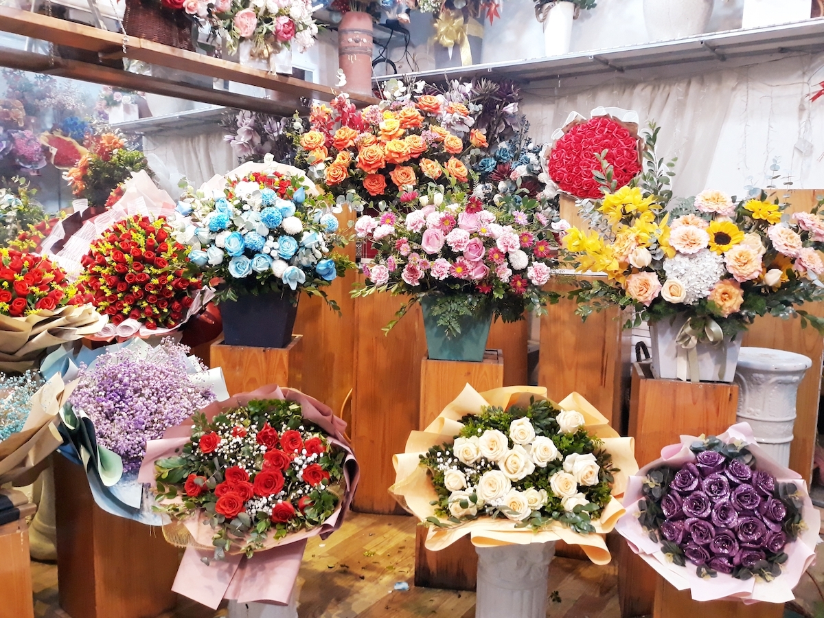 Một góc Shop hoa Hải Hà trên đường Huỳnh Thúc Kháng (Hà Nội).