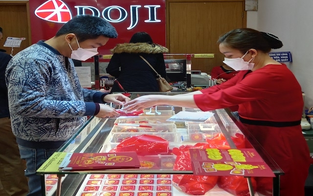 Giá vàng SJC vượt mốc 73 triệu đồng/lượng, nhiều người mua vàng ở thời điểm giá thấp đã bán chốt lời.
