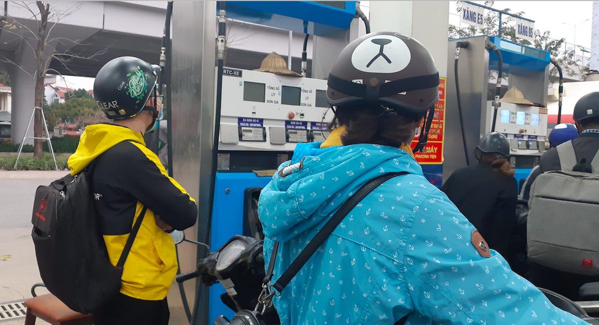 Chiều tối ngày 8/3, người dân xếp hàng dài tại cửa hàng xăng dầu số 136 Phạm Văn Đồng (TP.Hà Nội), song chỉ có một trụ bơm hoạt động.