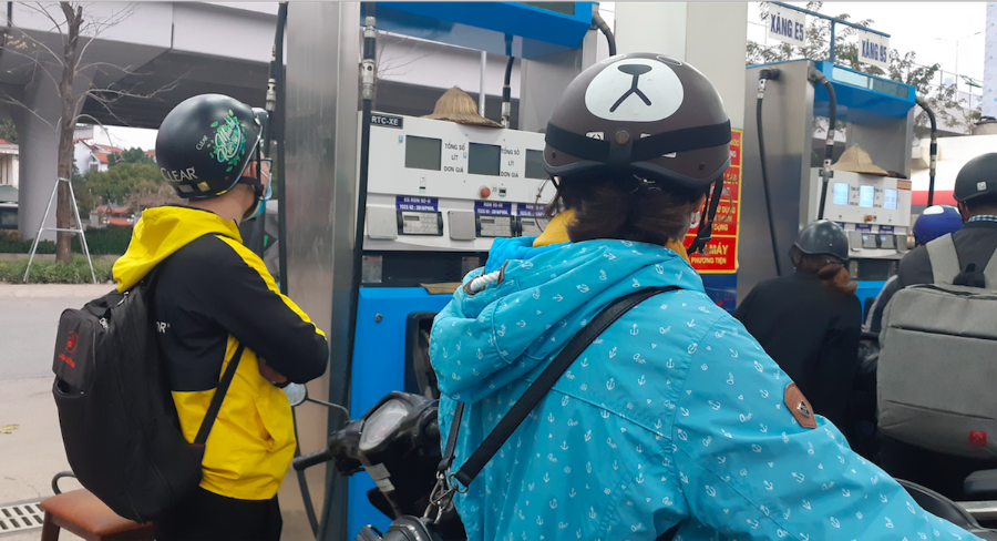 Chiều tối ngày 8/3, người dân xếp hàng dài tại cửa hàng xăng dầu số 136 Phạm Văn Đồng (TP.Hà Nội), song chỉ có một trụ bơm hoạt động.
