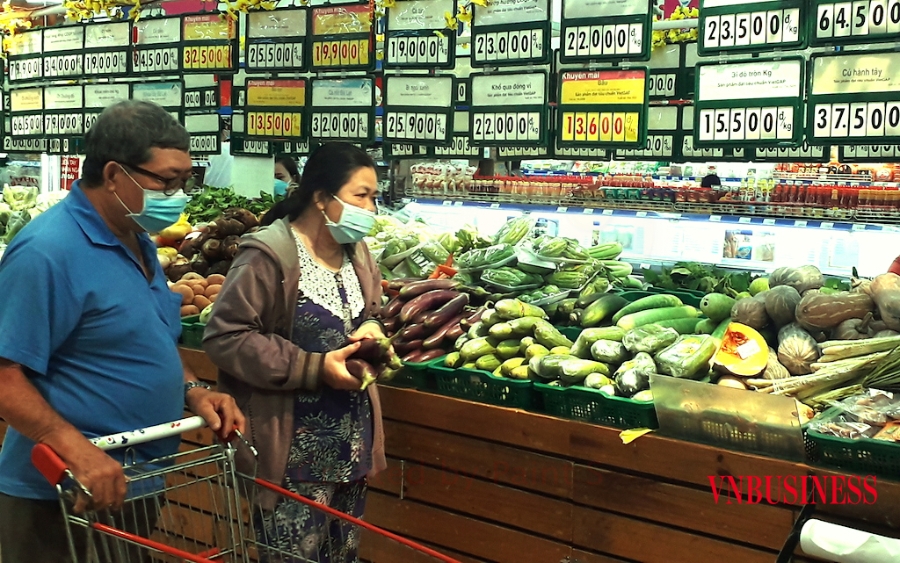 Các siêu thị ở Tp.HCM đang kìm hãm tối đa đà tăng giá để giữ sức mua.