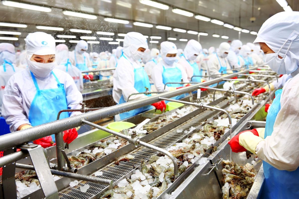 Bộ Lao động Thương binh và Xã hội cho rằng, cần thiết tăng giờ làm thêm, nhiều công ty vừa chống dịch, vừa sản xuất và phải chịu nhiều chi phí như xét nghiệm, ba tại chỗ.