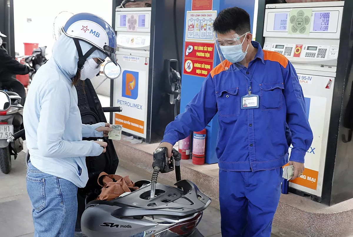 Các chuyên gia cho rằng giá xăng dầu tăng quá cao đã làm che mờ tác động tích cực từ gói hỗ trợ phục hồi, đặc biệt là gói giảm VAT.