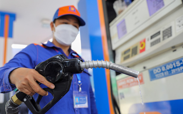 Bộ Tài chính đưa ra phương án mới, giảm thuế môi trường với xăng ở mức 2.000 đồng/lít.