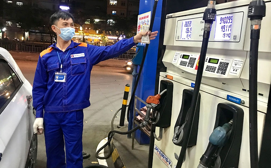 Bộ Công Thương sẽ đình chỉ, tước giấy phép nếu phát hiện doanh nghiệp cố tình ngưng hoặc hạn chế bán xăng dầu.