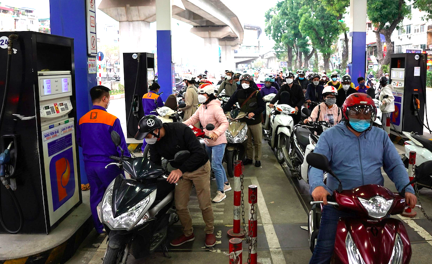 Giá xăng dầu được điều chỉnh tăng lần thứ 7 liên tiếp.