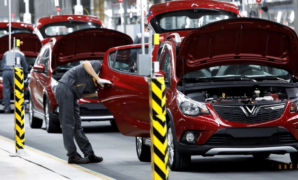 Phần lớn khách hàng vẫn chọn mua xe trong nước để được hưởng lợi từ chính sách giảm 50% phí trước bạ của Chính phủ, doanh số bán xe lắp ráp trong nước gần gấp đôi xe nhập khẩu (Ảnh: TL)