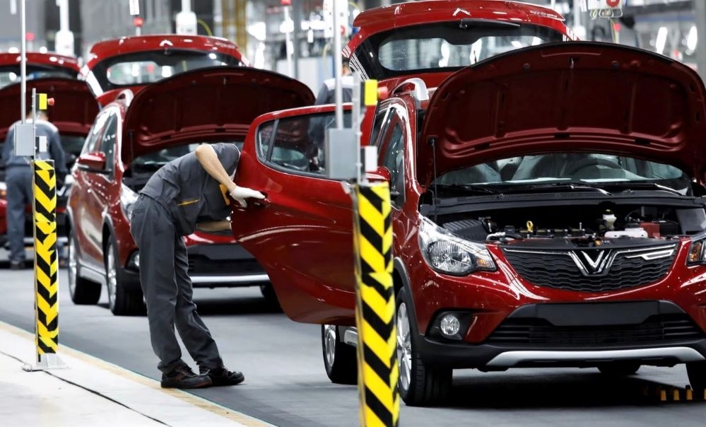 Phần lớn khách hàng vẫn chọn mua xe trong nước để được hưởng lợi từ chính sách giảm 50% phí trước bạ của Chính phủ, doanh số bán xe lắp ráp trong nước gần gấp đôi xe nhập khẩu (Ảnh: TL)