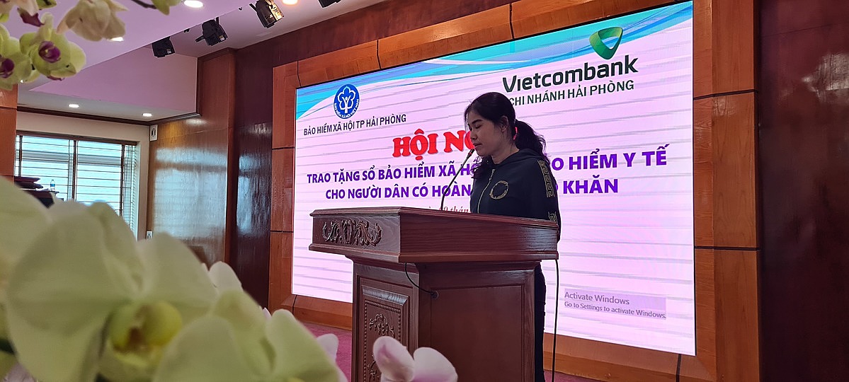 Một trong những người dân phát biểu cảm động, cảm ơn Đảng, Nhà nước, BHXH Hải Phòng, Vietcombank đã trao cho họ cơ hội tham gia BHXH và BHYT