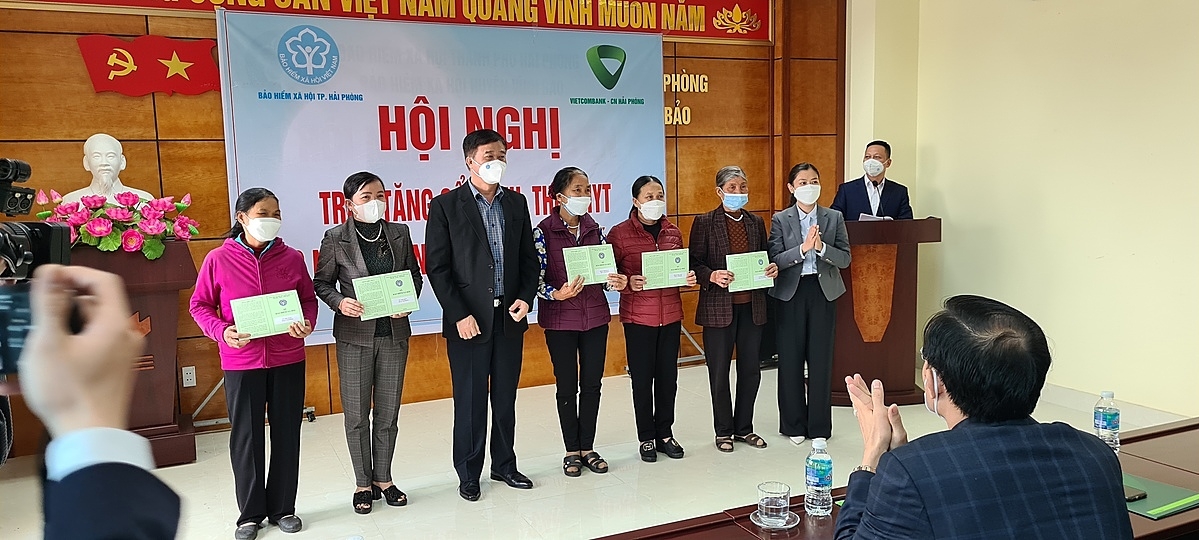 Trao, nhận sổ BHXH, thẻ BHYT tại Vĩnh Bảo.