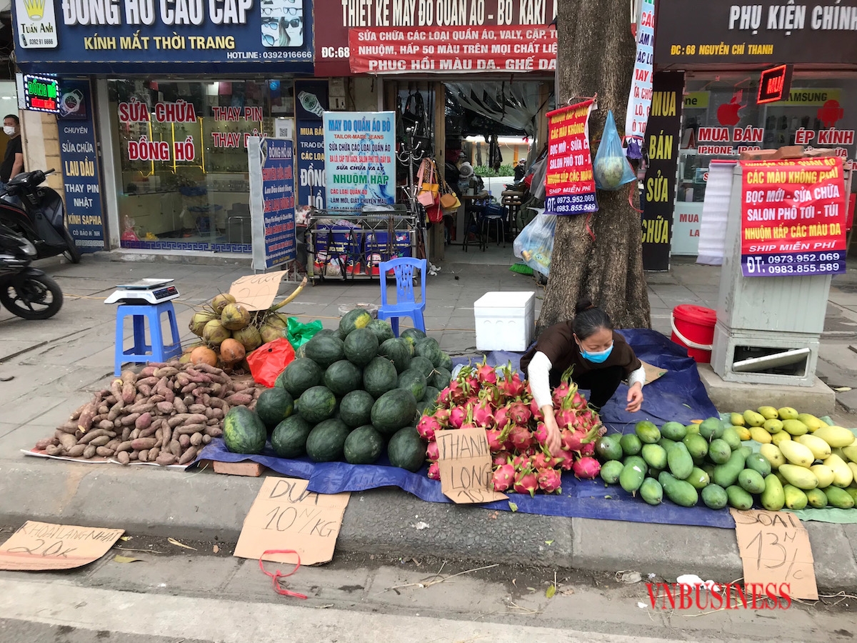 Nông sản giá rẻ bày bán tràn lan trên đường phố Hà Nội nhưng vẫn vắng người mua.