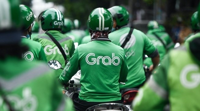 Nghề xe ôm công nghệ lao đao trước “cơn bão giá” xăng dầu.