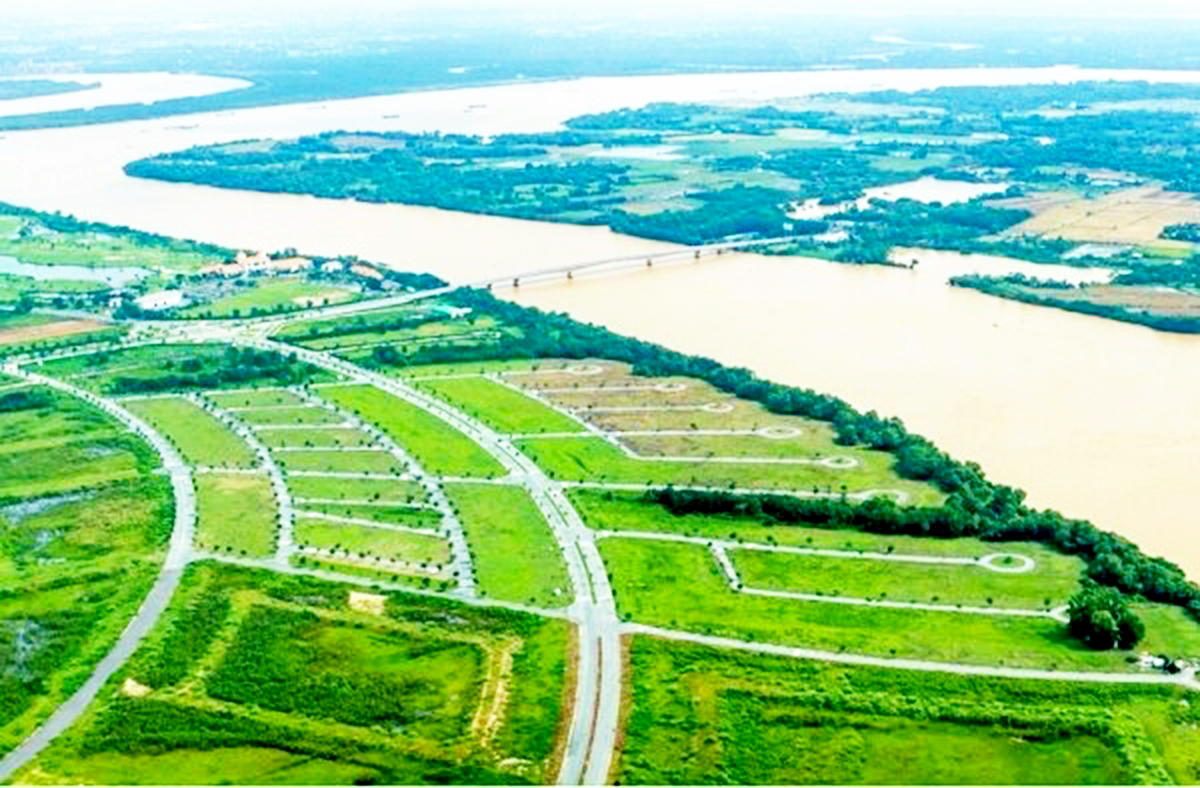 Bên cạnh những mặt tích cực, cuộc đua thâu tóm quỹ đất của các đại gia bất động sản gây ra những cơn sốt đất ảo tại nhiều địa phương.