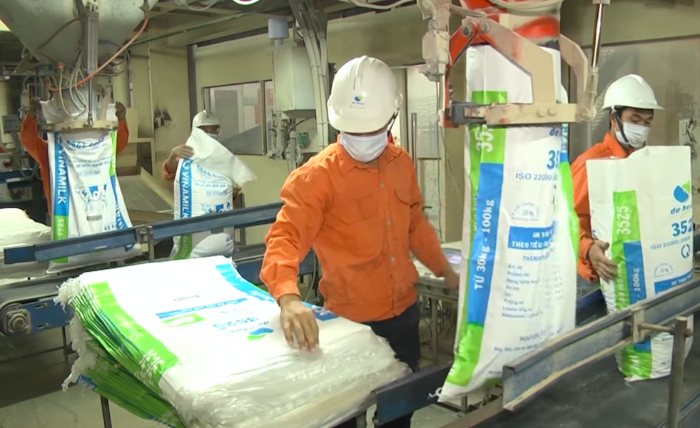 Doanh nghiệp lớn không nên tăng giá thức ăn chăn nuôi để chia sẻ lợi nhuận với nông dân.