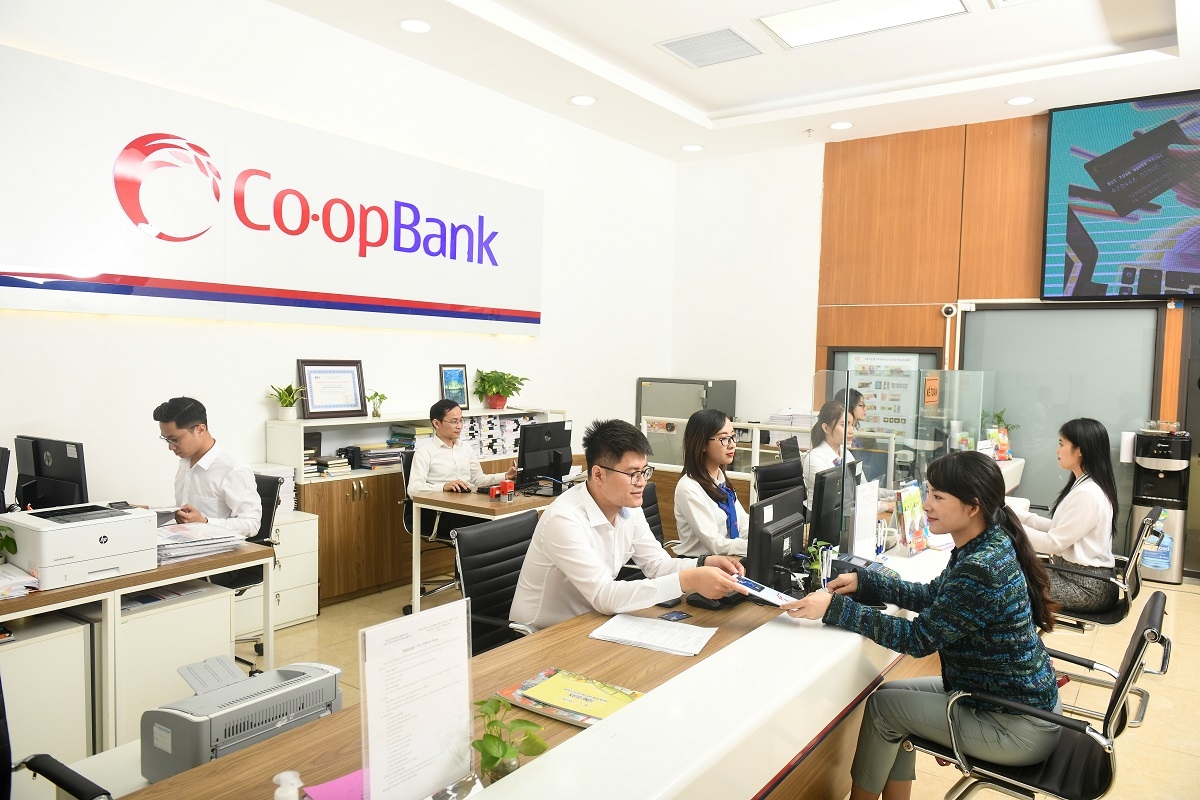 Khách hàng giao dịch tại Chi nhánh Co-opBank.