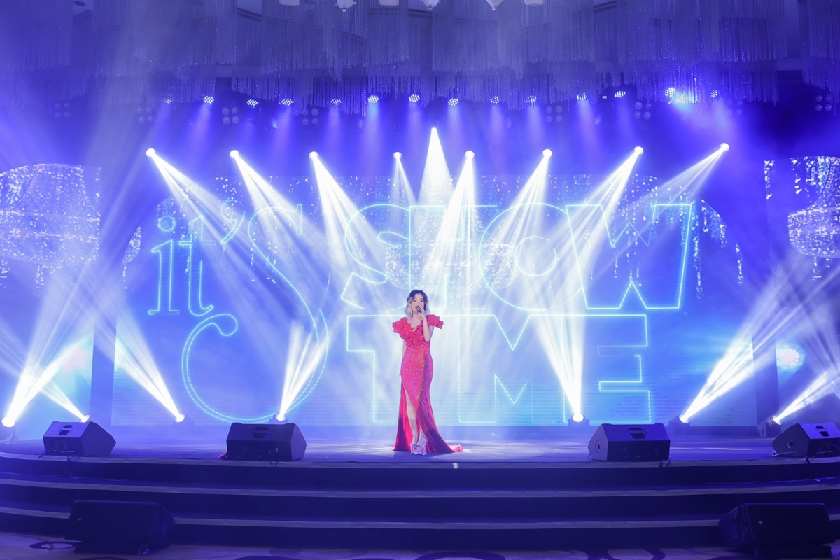 Trên sân khấu hiện đại lấy ý tưởng từ “Nhà hát của những giấc mơ”, dự án được mong chờ nhất 2022 hiện diện hoành tráng và tràn đầy cảm xúc qua những màn trình diễn âm nhạc và ánh sáng đỉnh cao.