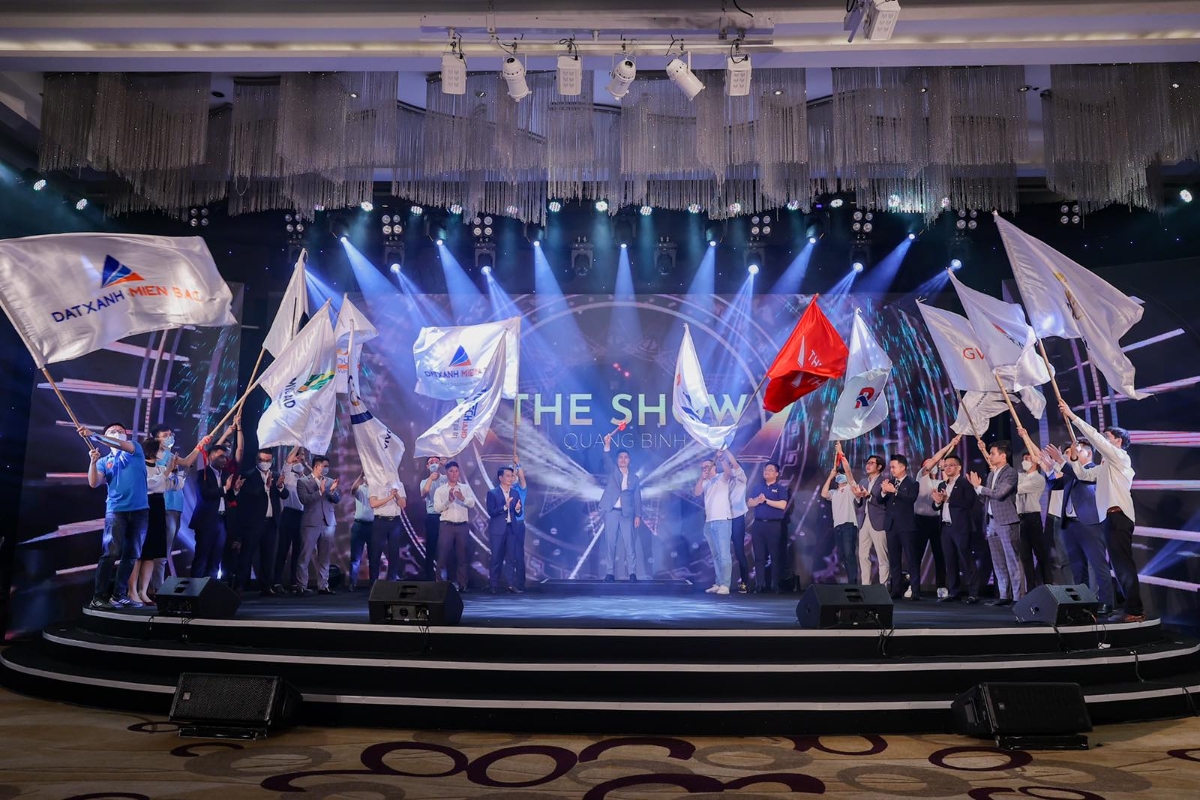 Không khí lễ ra quân The Show Quang Binh bùng nổ với các màn tương tác sôi động, gameshow mini hấp dẫn khích lệ tinh thần, tạo động lực cho đội ngũ tư vấn viên của các đại lý trên hành trình đưa sản phẩm của dự án đến với khách hàng trong thời gian tới.