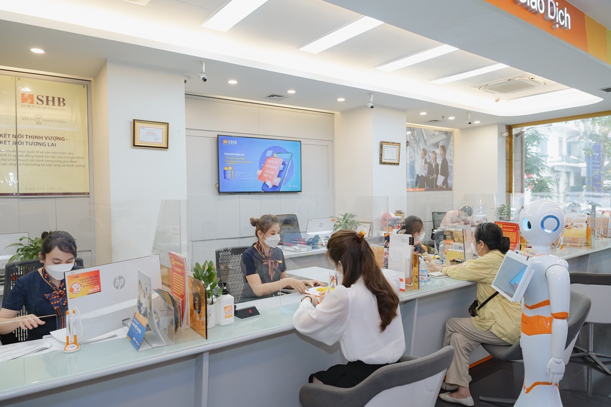 Khách hàng giao dịch tại SHB.