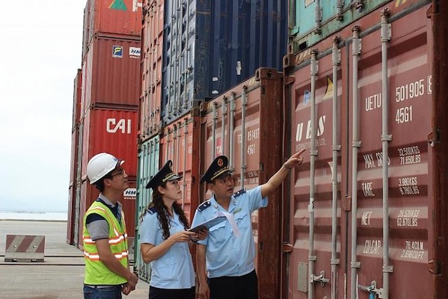 Hải quan kiểm tra các container hàng hoá nhập khẩu về Việt Nam.