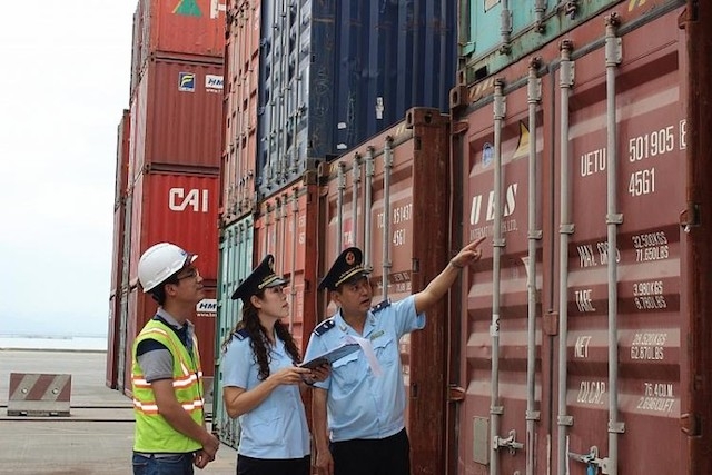Hải quan kiểm tra các container hàng hoá nhập khẩu về Việt Nam.
