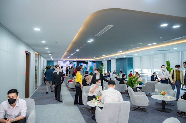 Khách hàng trải nghiệm dịch vụ của KSFinance trong ngày khai trương văn phòng.