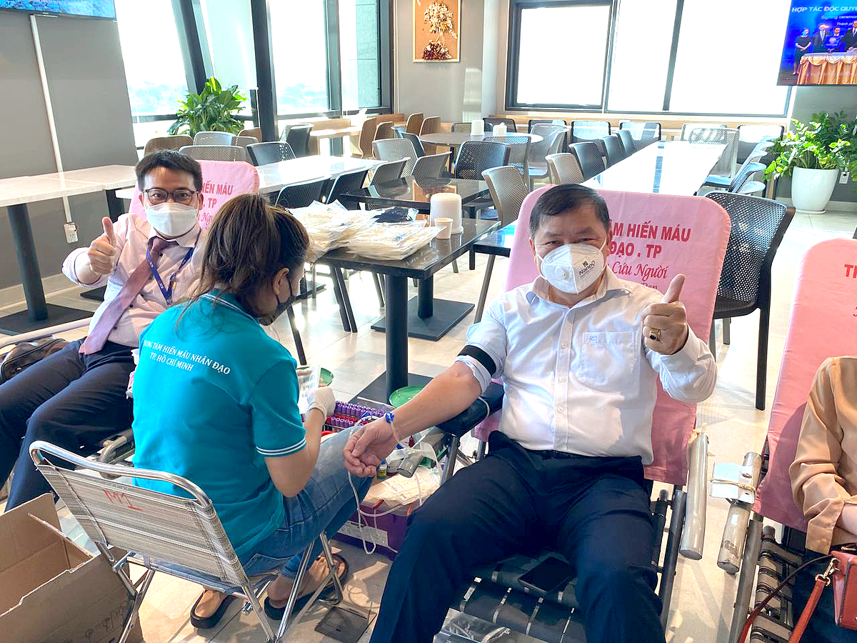 Ông Bùi Anh Dũng (bìa phải) - Chủ tịch Hội đồng Quản trị SCB tham gia hiến máu tại Ngày hội Hiến máu nhân đạo năm 2022.