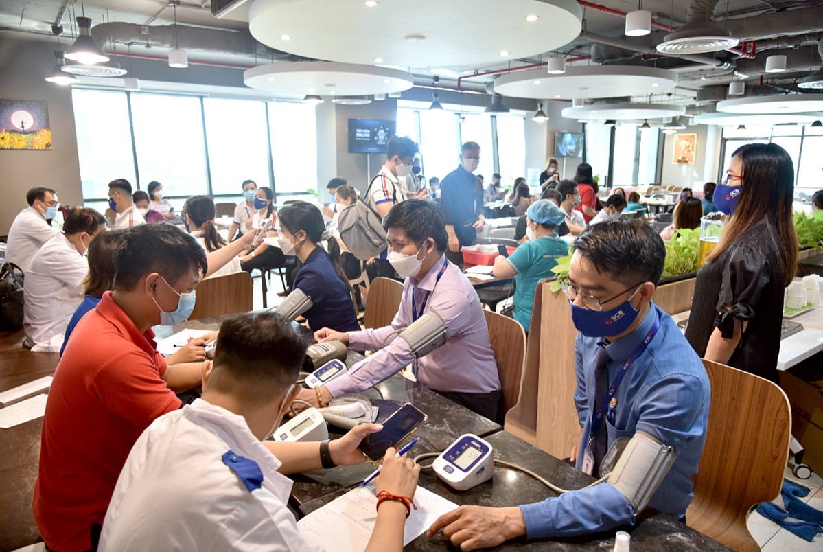 Đoàn viên, thanh niên, CBNV SCB được nhân viên Y tế tư vấn, khám sàng lọc trước khi hiến máu.