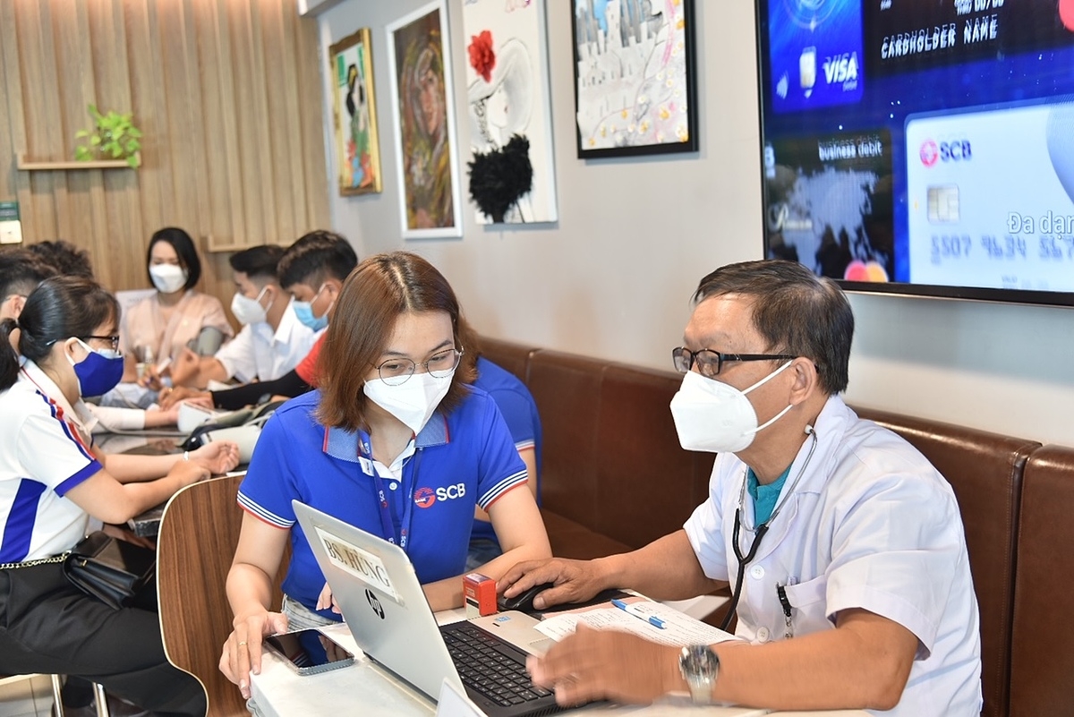 Đoàn viên SCB được nhân viên Y tế tư vấn, khám sàng lọc trước khi hiến máu.