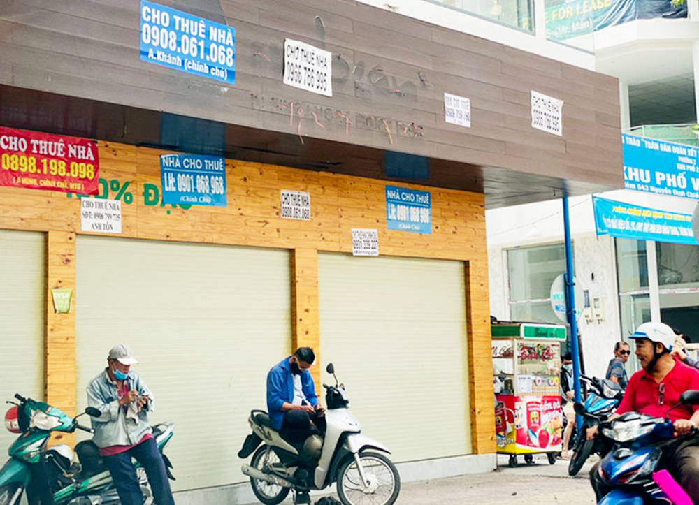 Giá neo cao khiến nhiều mặt bằng cho thuê khu vực trung tâm ế ẩm.