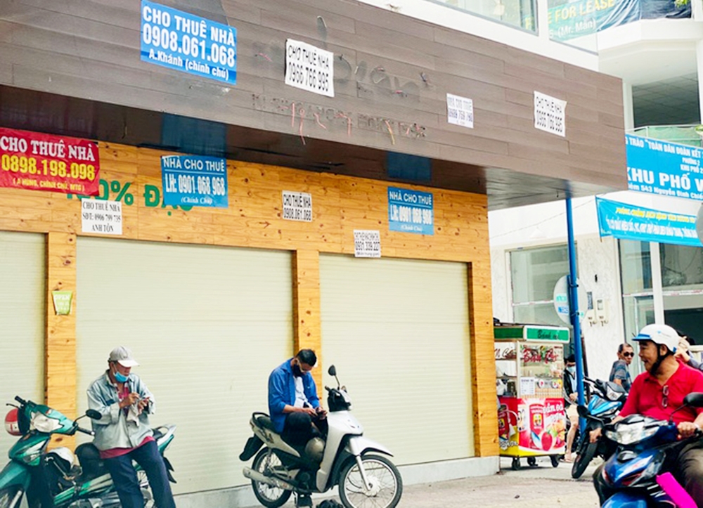 Giá neo cao khiến nhiều mặt bằng cho thuê khu vực trung tâm ế ẩm.