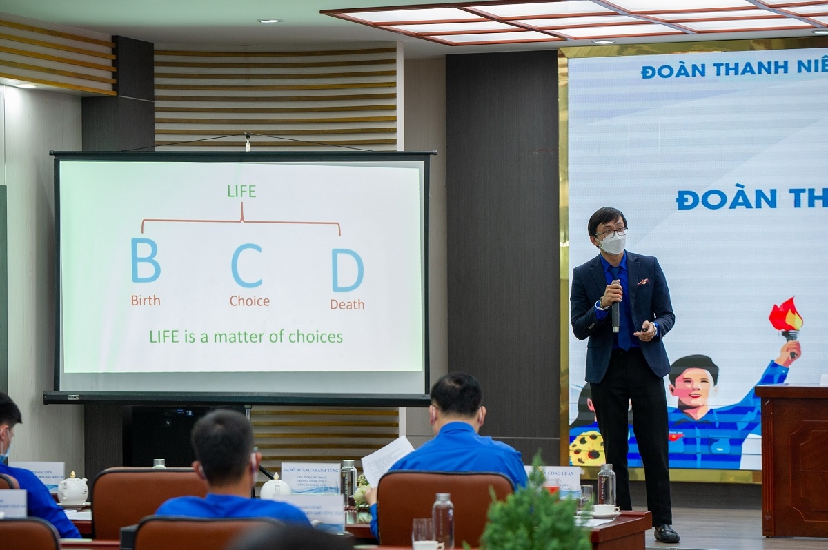 Đồng chí Trần Đức Thuận – Bí thư Đoàn Cơ sở Công ty KCM trình bày tham luận về “Con mắt đầu tư”.