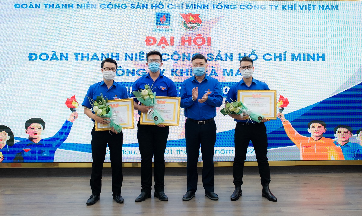 Khen thưởng các tấm gương tập thể và thanh niên tiêu biểu.