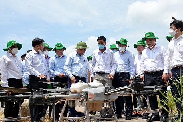 Chủ tịch nước Nguyễn Xuân Phúc cùng Đoàn lãnh đạo Trung ương, tỉnh thăm HTX Mỹ Đông 2 với mô hình cánh đồng lớn ứng dụng công nghệ cao.